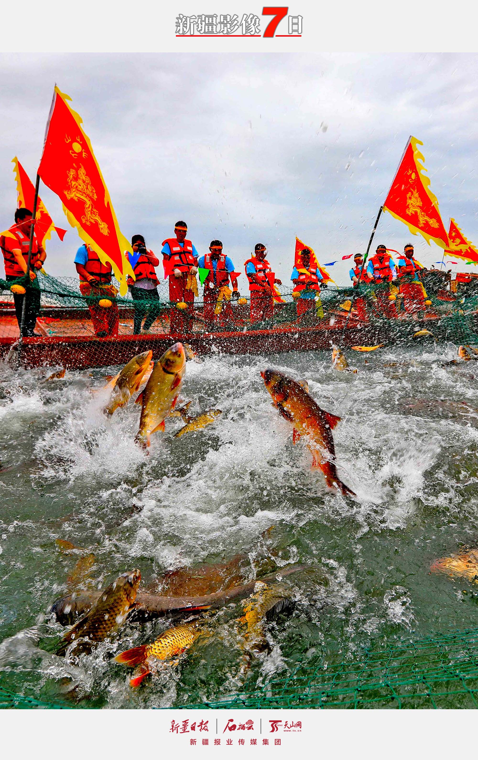 博湖捕魚 6月25日，博湖縣博斯騰湖捕魚現(xiàn)場，漁民正忙碌著拉網(wǎng)捕魚。隨著禁漁期結(jié)束，博斯騰湖畔迎來了一年一度捕魚季。6月25日，在博湖縣博斯騰湖大河口景區(qū)捕魚現(xiàn)場，來自各地游客共同見證這精彩時刻，當(dāng)日第一網(wǎng)捕撈3.5噸魚。年磊 攝