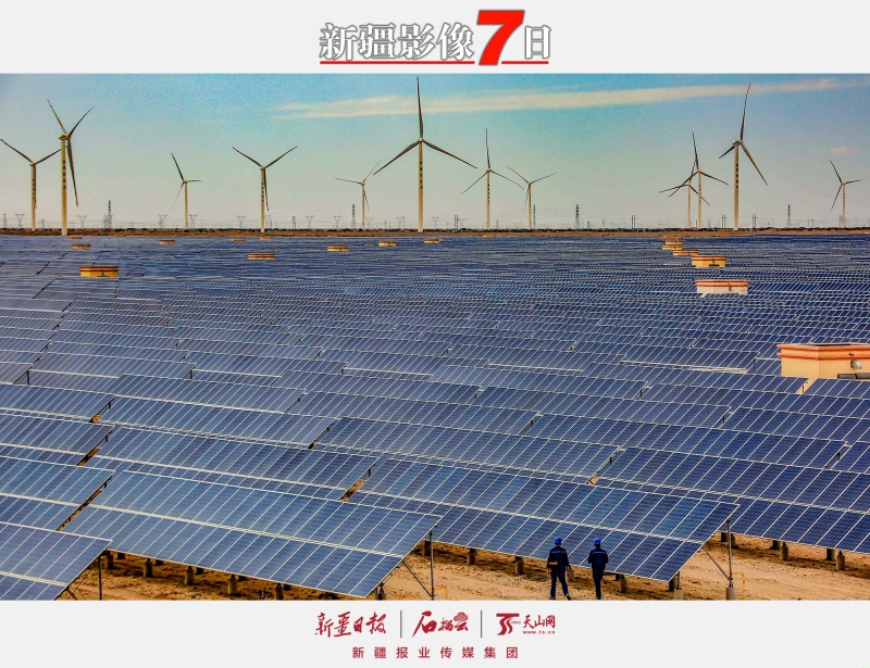 風(fēng)光互補(bǔ)  電力十足 ——7月25日，工作人員在新疆能源集團(tuán)哈密煙墩風(fēng)光互補(bǔ)電站巡檢。 夏日，走進(jìn)位于哈密市東南部約70公里處的新疆能源集團(tuán)哈密煙墩風(fēng)光互補(bǔ)電站，100多臺(tái)風(fēng)力發(fā)電機(jī)隨風(fēng)起舞，50萬(wàn)塊多晶硅光伏發(fā)電板在陽(yáng)光下閃閃發(fā)亮，源源不斷的綠色電力通過(guò)哈鄭±800kV特高壓直流輸電路直送鄭州。該電站2015年12月并網(wǎng)發(fā)電，是哈密目前已建成的最大風(fēng)光互補(bǔ)電站，總裝機(jī)容量30萬(wàn)千瓦時(shí)，截至目前已累計(jì)發(fā)電突破40億千瓦時(shí)。 □石榴云/新疆日?qǐng)?bào)記者 蔡增樂(lè)攝