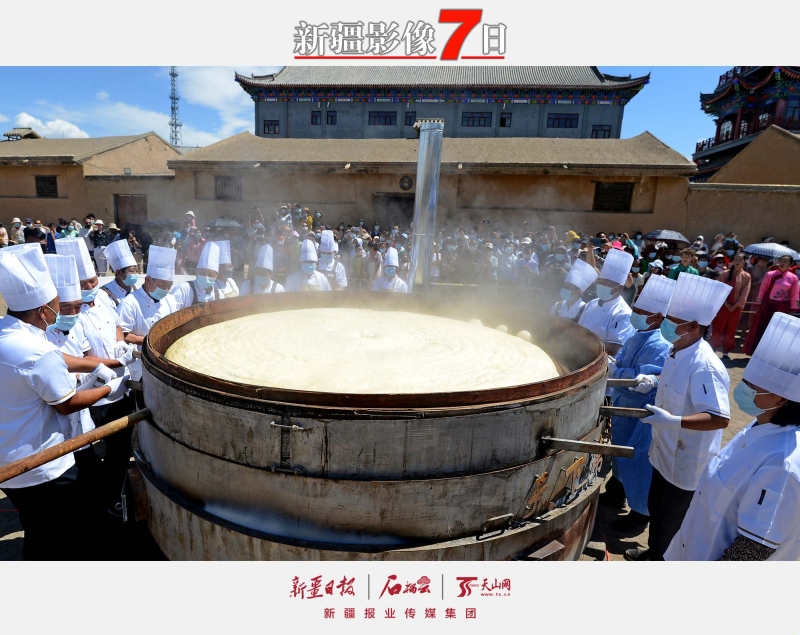 超級(jí)蒸籠亮相美食節(jié) ——7月30日，巴里坤哈薩克自治縣舉辦第九屆美食文化節(jié)，縣城文博園景區(qū)、清代糧倉(cāng)大院內(nèi)直徑2.8米的超級(jí)大蒸籠和高1.8米直徑2米的大火鍋，吸引眾多游客圍觀，廚師們?cè)诂F(xiàn)場(chǎng)制作特色美食蒸餅、土火鍋供游客免費(fèi)品嘗。張建剛攝