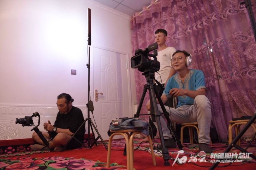 王江江在拍攝音視頻資料。 王江江本人供圖