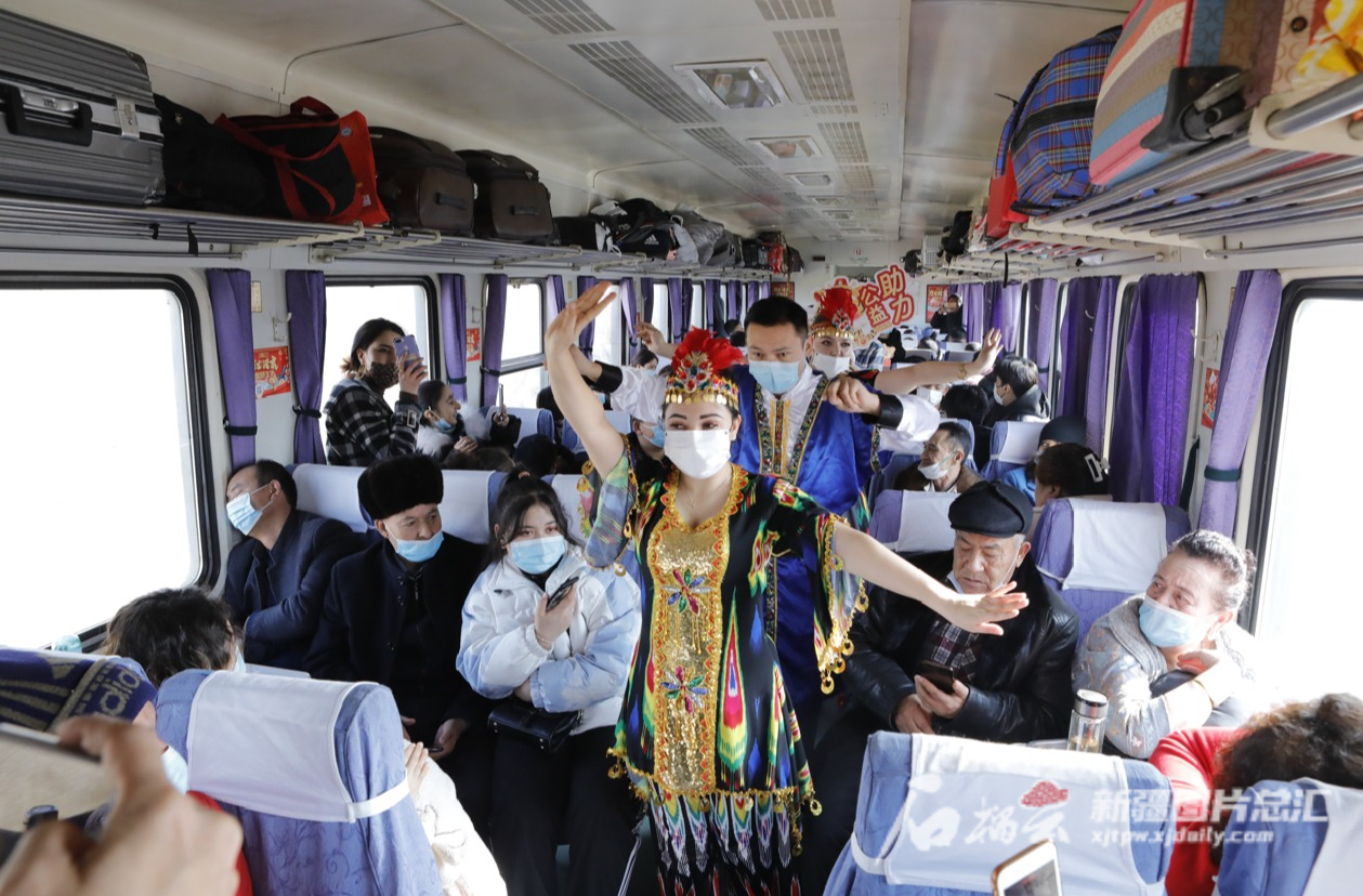 3月25日12時(shí)30分，烏魯木齊至和田的T9526次“民族團(tuán)結(jié)一家親”號(hào)列車洋溢著濃濃喜慶氛圍，各族旅客和乘務(wù)人員載歌載舞，一起為這趟列車開行5周年送上真誠的祝福。  通訊員 沈?qū)W武攝