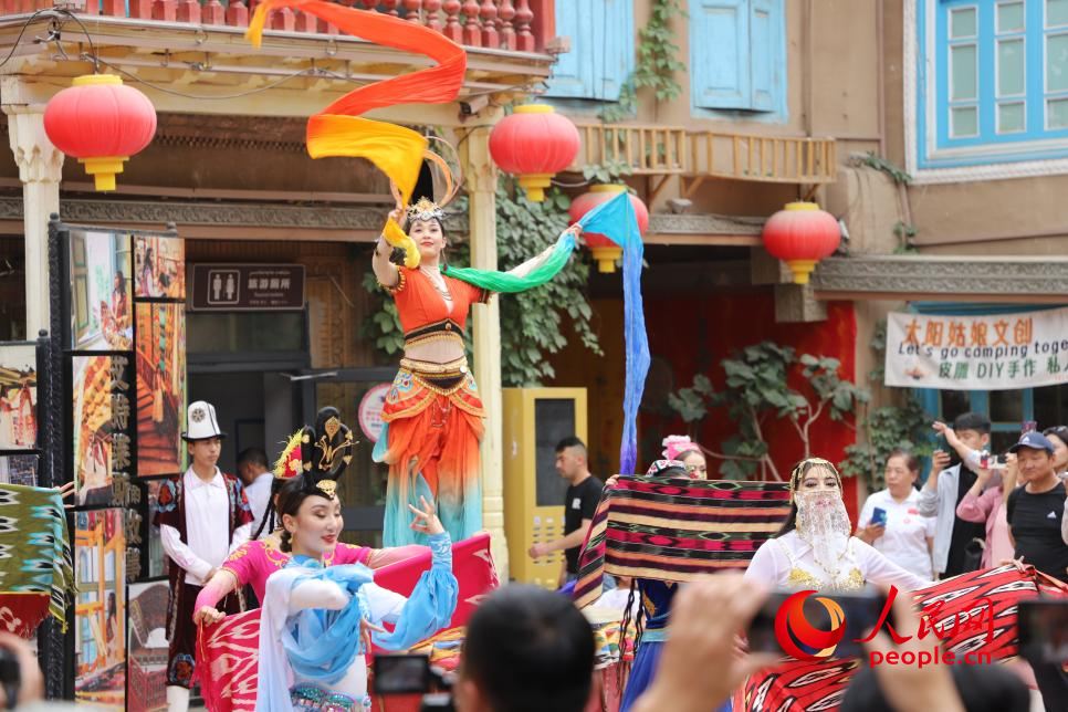 古城歌舞起，夏日旅游熱。人民網(wǎng) 李龍攝