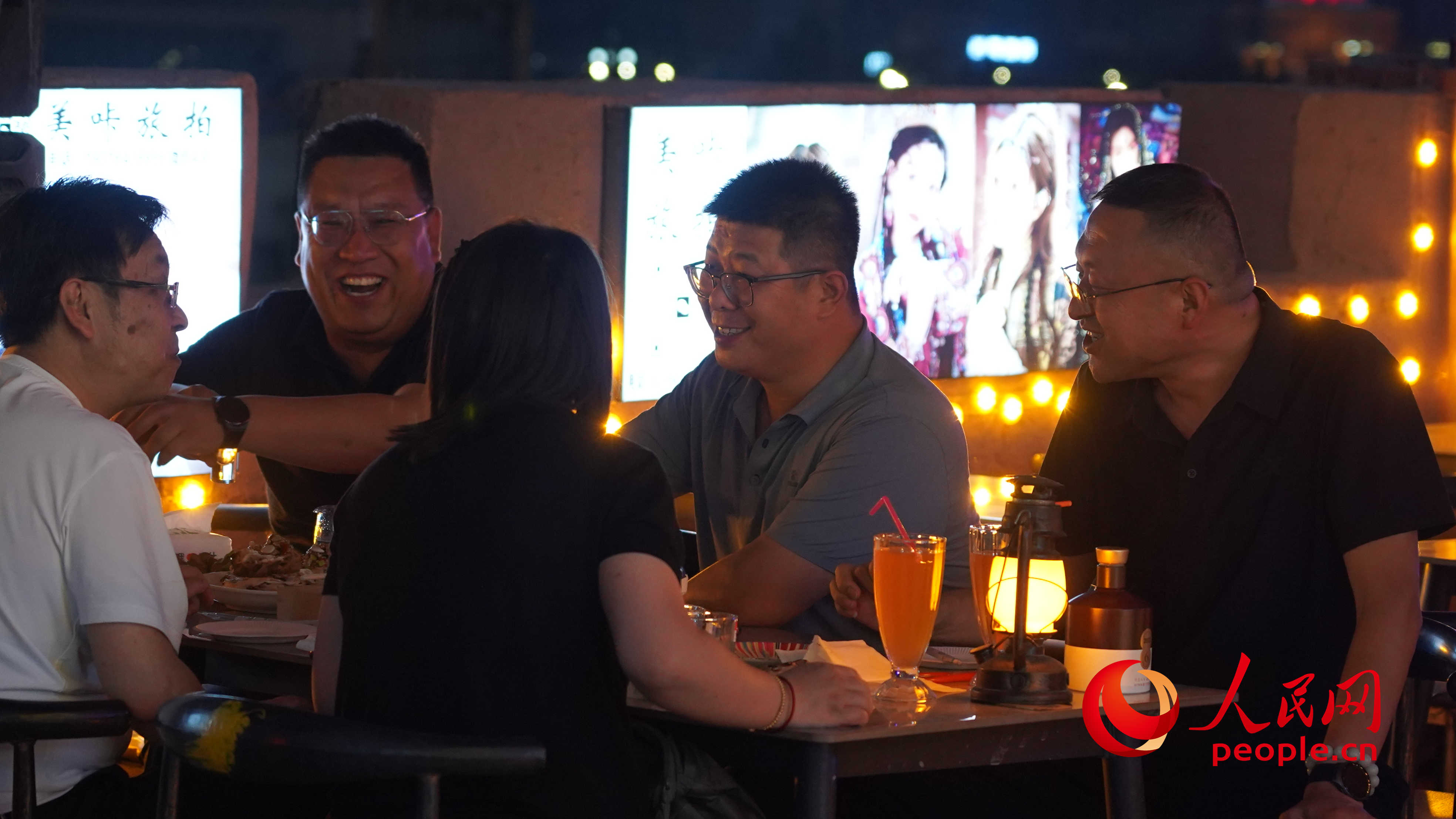古城景區(qū)里的夜生活。人民網(wǎng) 李龍攝