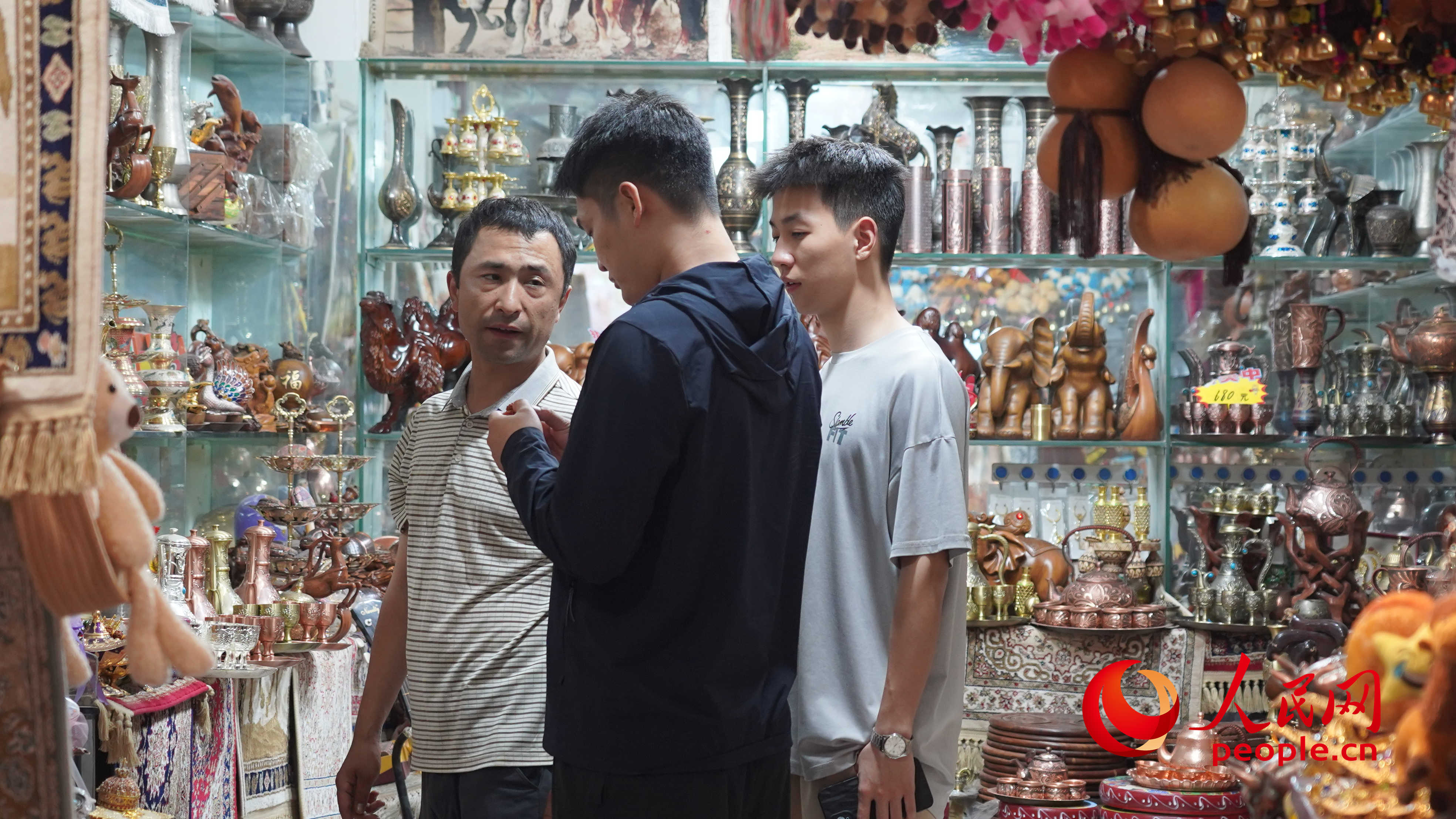游客正在購買工藝品。人民網(wǎng) 李龍攝