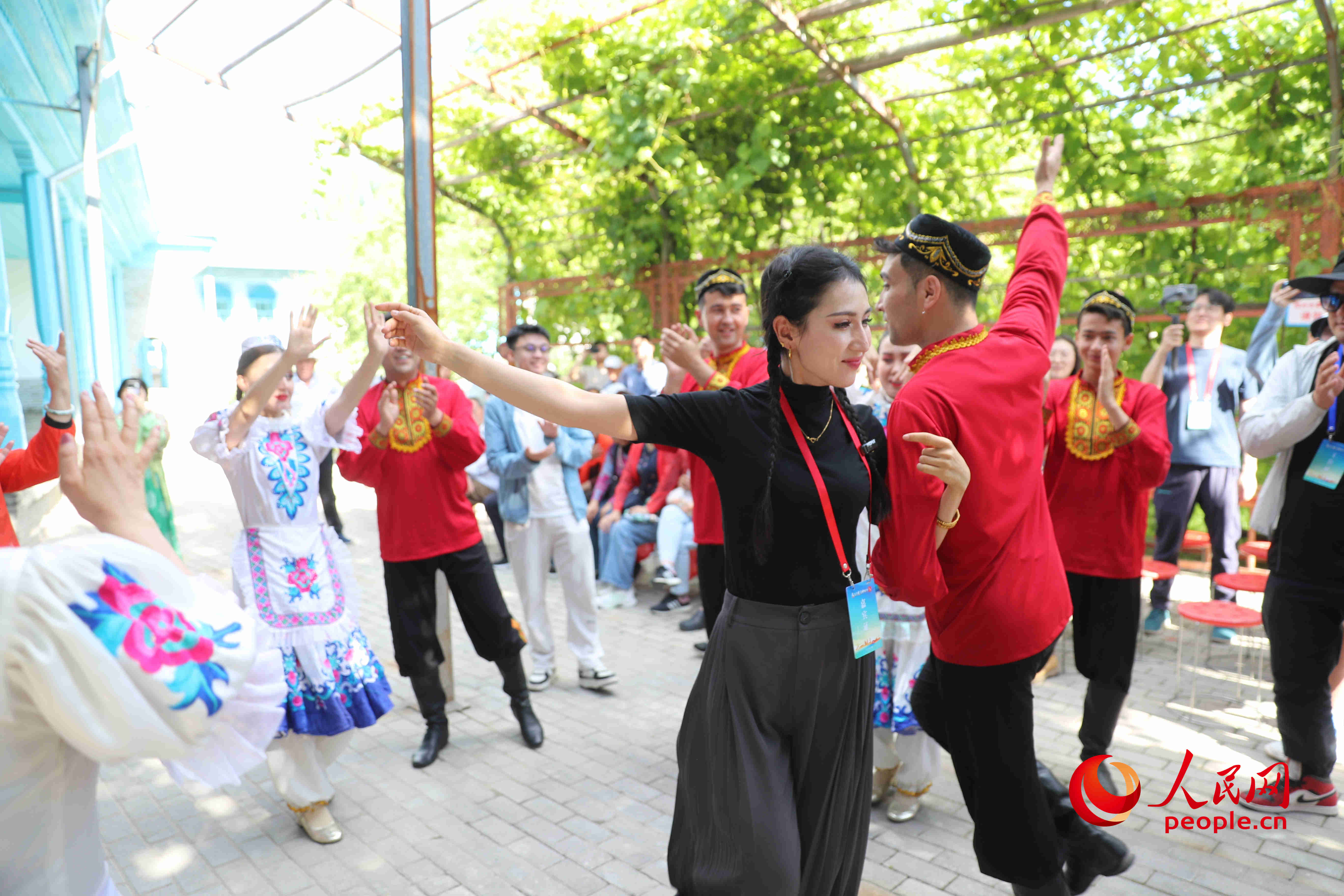參加活動的正能量網(wǎng)絡(luò)名人代表和舞蹈演員跳起了歡快的舞蹈。人民網(wǎng) 李龍攝